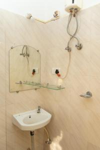 莫尔吉姆Morjim Guest House的一间带水槽和镜子的浴室