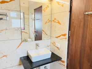 古尔冈Hotel Dayal Regency near Sushant Lok Sector 29 Gurgaon - Couple Friendly的一间带水槽和镜子的浴室