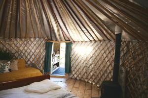 阿伯里斯特威斯Raven Yurt - Yurtopia的帐篷内一间卧室,配有一张床