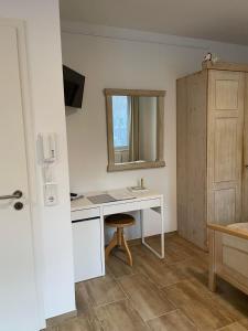 布伦瑞克Tolles Apartment in idyllischer ruhiger Lage的浴室设有白色的办公桌和镜子。