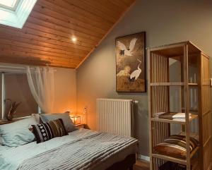 贝亨奥普佐姆Vakantiehuis de Heide的一间卧室设有一张床和木制天花板