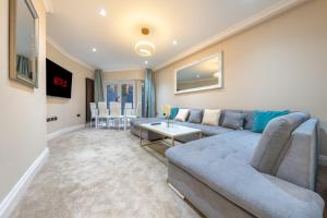 伦敦Brand New London Luxury House - Sleeps 8的客厅配有沙发和桌子