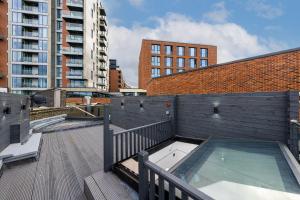 伦敦Brand New London Luxury House - Sleeps 8的大楼顶层带热水浴池的阳台