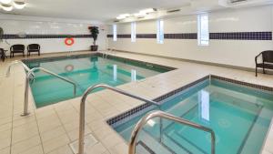 戈尔登普利斯提格金色旅馆的一个带游泳池的大型室内游泳池