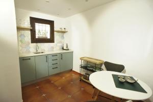 阿尔啼La Cueva的厨房配有白色的桌子和两把椅子