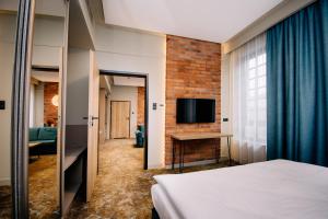 绿山城锡隆纳葛拉鲁本酒店的酒店客房,配有床和电视
