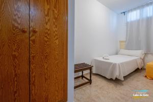 圣何塞Calilla de San José的一间卧室配有一张床和一个木制橱柜