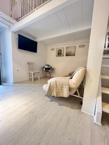 泰尔莫利La dimora sul porto的一间卧室配有一张床和一个沙发
