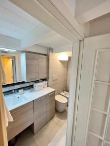 泰尔莫利La dimora sul porto的一间带水槽、卫生间和镜子的浴室