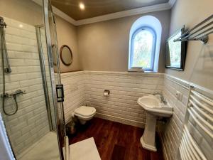 新比斯特日采派思拉可乐思妮酒店的浴室配有卫生间、盥洗盆和淋浴。