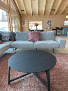 南达Ski in out Swiss Alps Chalet Charelle by Jolidi的客厅配有沙发和桌子
