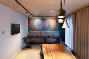 慕尼黑numa I Stark Rooms & Apartments的一间设有桌子和墙上绘画的用餐室