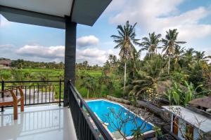 乌布Gita Maha Ubud Hotel by Mahaputra-CHSE Certified的设有一个游泳池的度假村阳台,享有风景