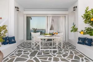 斯派赛斯Spetses Sea View Luxury House的白色的用餐室配有白色的桌椅