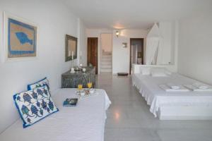 斯派赛斯Spetses Sea View Luxury House的白色的客房配有两张床和一张沙发