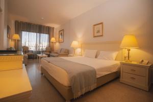 马达巴马达巴大酒店的酒店客房设有床和客厅。