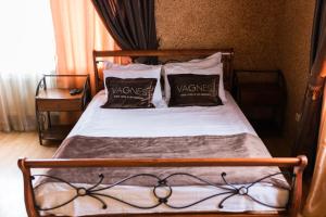 文尼察ГРК Вагнес的一间卧室配有一张带两个枕头的床