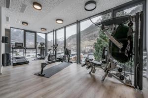 索尔登Camping Sölden Apartments的享有山景的健身房