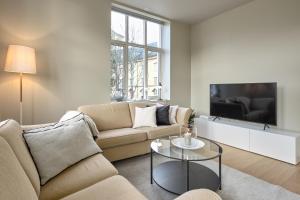 卑尔根Elegant Bergen City Center Apartment - Ideal for business or leisure travelers的带沙发和电视的客厅