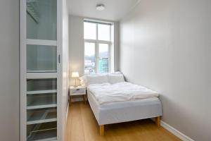 卑尔根Elegant Bergen City Center Apartment - Ideal for business or leisure travelers的白色的卧室设有床和窗户