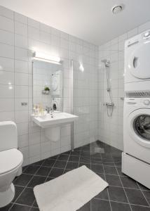 卑尔根Elegant Bergen City Center Apartment - Ideal for business or leisure travelers的浴室配有卫生间、盥洗盆和洗衣机。