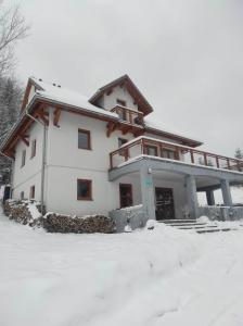 加沃尔金卡Gościniec Śliwkula的白房子,地面上积雪