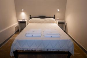 萨尔塔Hostel Marilian的一间卧室配有一张床,上面有两条毛巾
