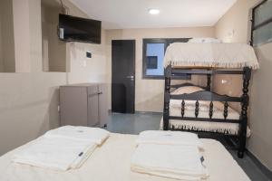 萨尔塔Hostel Marilian的客房设有两张双层床和电视。
