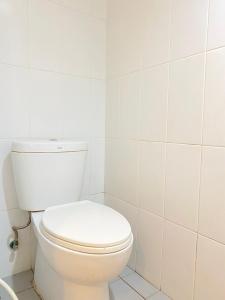 加拉旺Apartemen Grand Sentraland by My room的白色瓷砖浴室内的白色卫生间