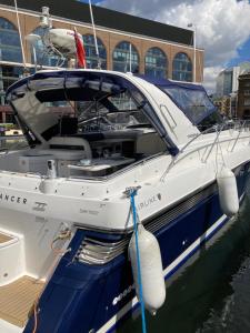 伦敦Entire Boat at St Katherine Docks 2 Available select using room options的一艘白船停靠在水中