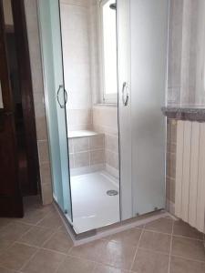 韦尔切利Pane&Burro的浴室里设有玻璃门淋浴