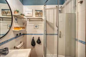 罗马西班牙阶梯奇迹度假屋的带淋浴和盥洗盆的浴室