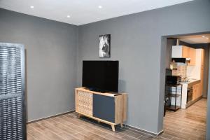 BoligniesLogement in wood (400 mètres de Pairi Daiza)的客厅设有壁挂式平面电视。