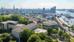 汉堡澳德姆舒婷坊汉堡青年旅舍的享有河流和建筑的城市空中景致