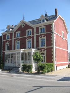 BaronvilleL'auberge的街道边的一座大型红砖建筑