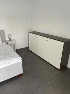 舍纳贝克Ferienhof Elbaue的卧室配有白色的床和梳妆台。