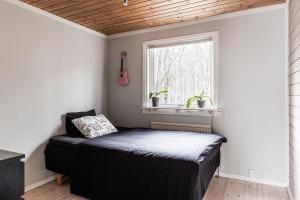 哥德堡the Little Oasis In Gothenburg的一间带床的卧室,位于带窗户的房间内