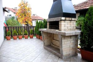 班斯科House Trivia的庭院里设有砖炉
