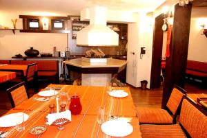 班斯科House Trivia的用餐室配有带盘子和玻璃杯的桌子