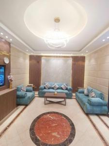 Ḩayy aş Şāliḩīyahسارة للشقق المفروشة - الحمدانية جدة的客厅配有蓝色的沙发和桌子