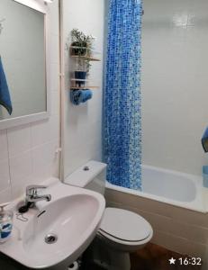 帕拉莫斯Spacious family flat centrally located.的一间带水槽、卫生间和淋浴的浴室