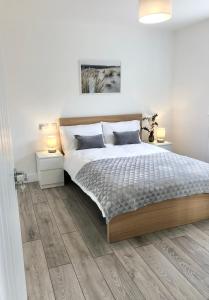 牛津Spacious En-suite Private Double Bedroom的一间白色卧室,配有床和2个床头柜