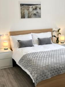 牛津Spacious En-suite Private Double Bedroom的一间卧室配有一张带两盏灯的大型白色床。