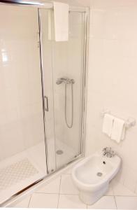维亚纳堡Casa da Reina的带淋浴和卫生间的白色浴室