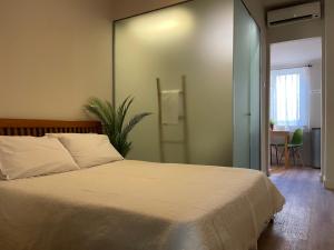 雅典ak apartments的卧室配有白色的床和桌子