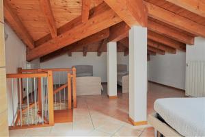 贝加莫Affittimoderni Bergamo Classic - BGCO09的一间卧室设有一张床和木制天花板