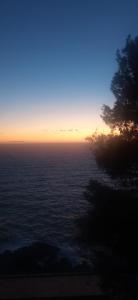 弗拉穆拉Cinqueterre National Park Sea view的日落时分欣赏海景