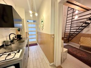 布达佩斯22号公寓的一间带水槽和炉灶的厨房以及楼梯
