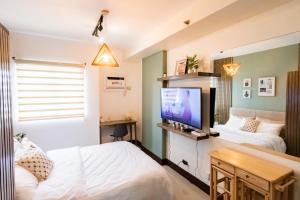 宿务Grand Residences Cebu ETB - Near IT Park and Ayala Cebu的一间卧室配有两张床和一台平面电视