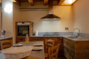 奥斯塔Inn Aosta Apartments的厨房配有桌椅和水槽